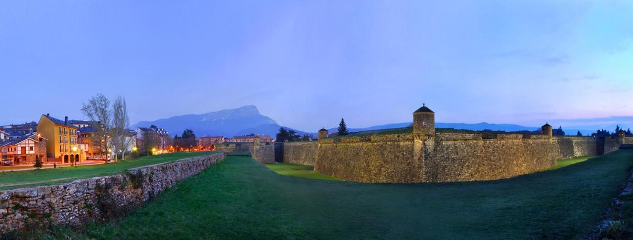 Apartahotel & Spa Jacetania Хака Экстерьер фото